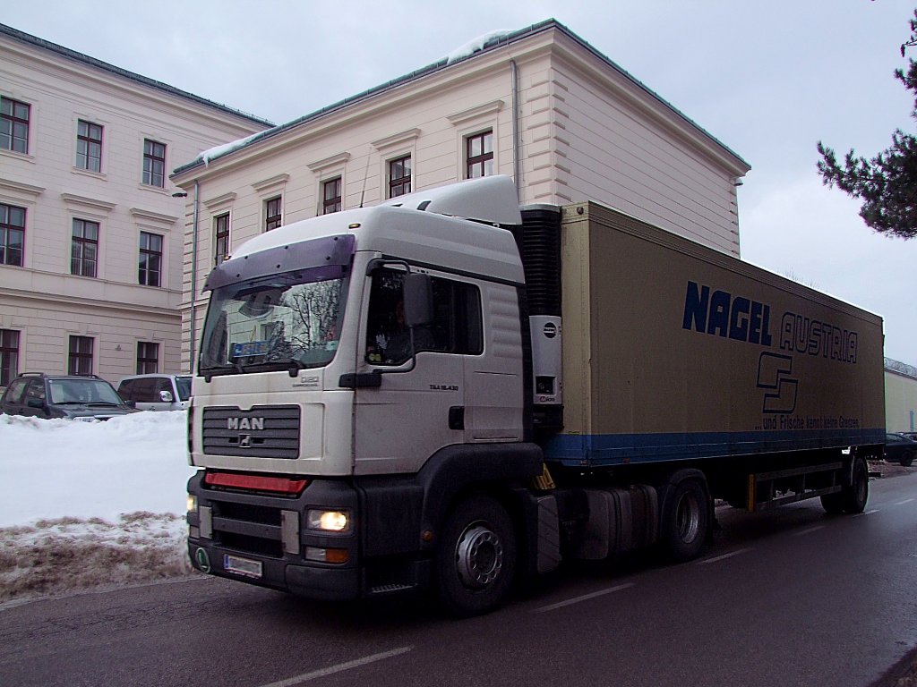 MAN TGA18.430  D20-Commonrail passiert das Gerichtsgebude in Ried;101223