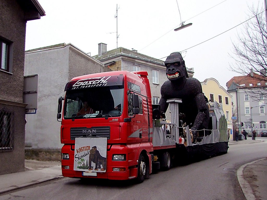 MAN TGA18.440(D20commonrail) karrt den Aufbau mit dem bis zu 10mtr. hohen KingKong anlsslich des Faschingsumzuges durch die schmalen Straen von Ried;110220