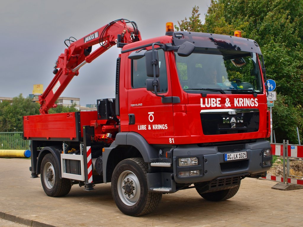 MAN TGM 13.250 mit MKG Kranaufbau der Firma Lube & Krings die sich auf Rohrleitungsbau spezialisiert hat auf der Campusbaustelle der Rwth Aachen am 15.09.2010.