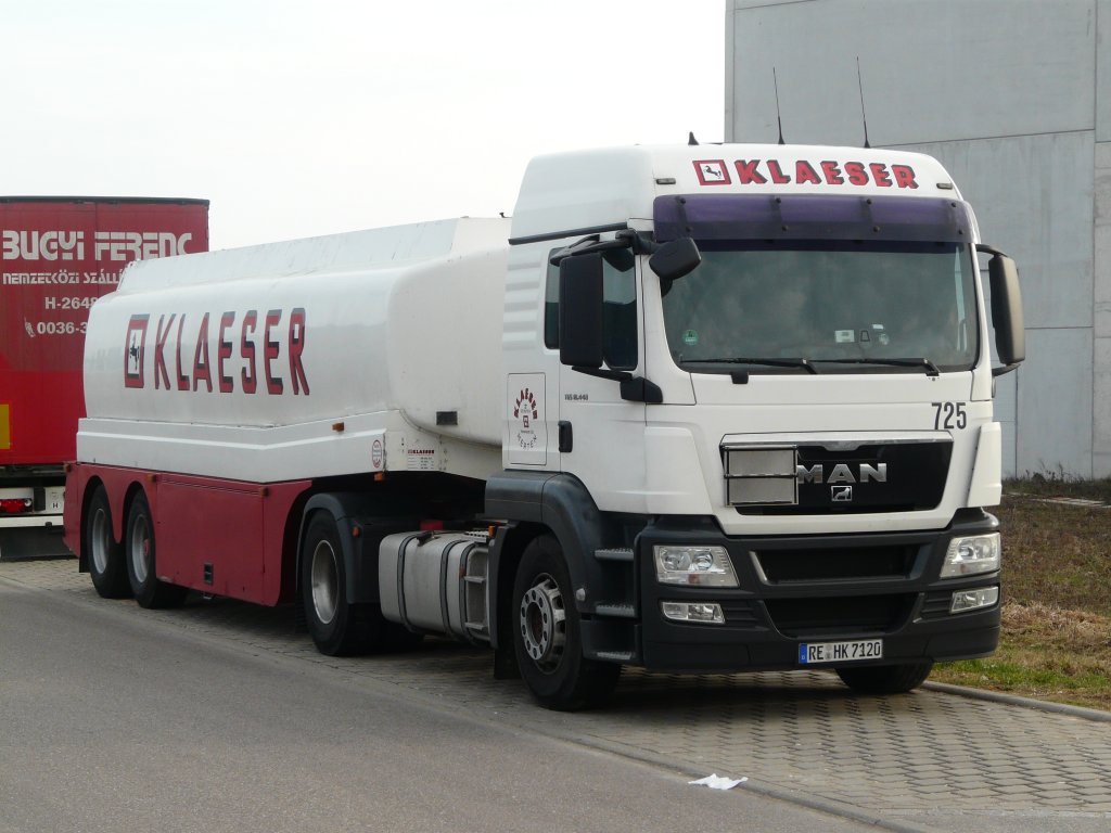 MAN TGS 18.440 Tanksattelzug von  Klaeser  abgestellt in einem Industriegebiet in Ellwangen, 18.03.2012