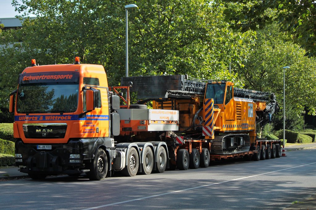 MAN TGX 41.540 Schwerlastzugmaschine mit einem 8-achser Goldhofer Auflieger auf dem eine Rammgertetragmaschine steht am 18.08.2012 in Aachen.