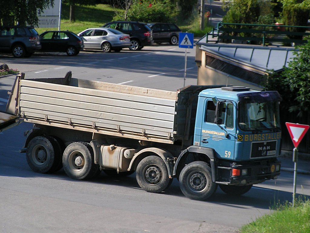 MAN, Wagen59 steuert in den Abendstunden noch eine Baustelle an;100628