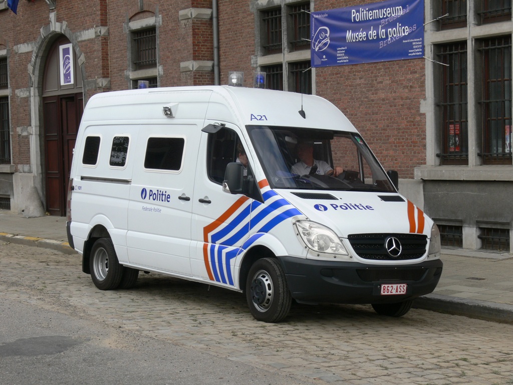 Mannschaftstransportwagen Mercedes-Benz Sprinter von Federale Politie, Aufnahme am 21.07.2010 in Brussel