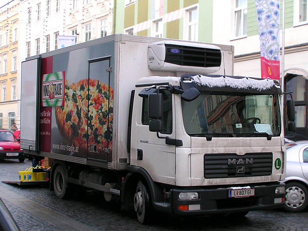 MAN_TGL8.150 bei der Zustellung von Pizzazutaten am Hauptplatz in Ried i.I.;091222