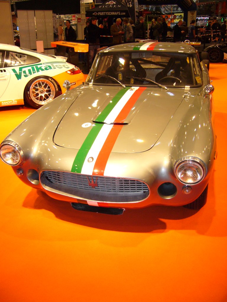 Maserati 3500 GT von 1959. Der 3500 GT wurde von 1957 - 1966 als Coupe und Spider produziert. Der 3.485 cm groe Motor leistet zwischen 220 PS und 235 PS. Der abgelichtete 3500 GT ist fr den historischen Motorsport zugelassen. Essen Motor Show am 29.11.2011.