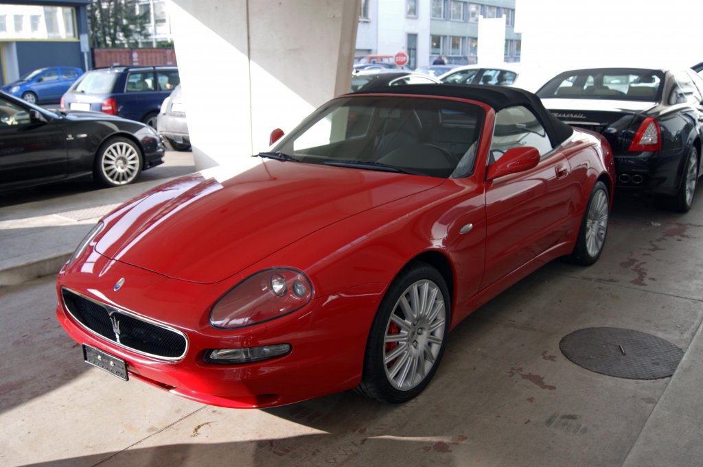 Maserati Cabrio vor eine Garage in Basel. Die Aufnahme stammt vom 20.01.2010.