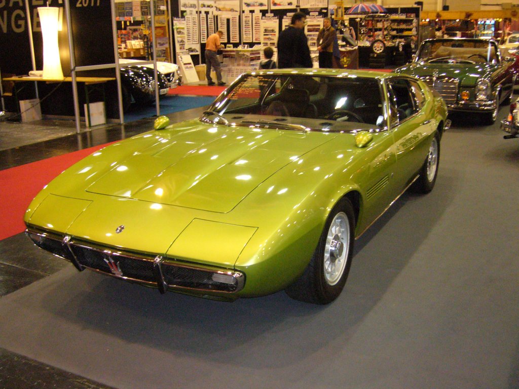 Maserati Ghibli. 1966 - 1974. Der Ghibli, benannt nach einem arabischen Wstenwind, war ein Meisterstck Giugiaro´s und wurde bei Ghia montiert. Motorisiert war der Wagen mit einem V8-motor mit 4.719 cm Hubraum der 330 PS leistete. Ab 1968 gab es den Ghibli auch als Spider. Ab 1969 konnte man den Ghibli auch als 5.000SS ordern, dessen Motor auf 4.930 cm aufgebohrt war und 5 PS mehr leistete. Das abgelichtete Fahrzeug in Sonderlackierung, war ein Annerkennungsgeschenk des Maseratiwerkes an seinen US-Importeur fr gute Verkaufserfolge. Essen Motorshow 30.11.2010.
