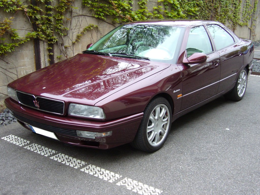 Maserati Quattroporte IV. 1994 -2000. Nach vierjhriger Abstinenz gab es ab 1994 bei Maserati wieder einen Quattroporte. Anfangs  nur  mit einem V6-motor. Ab 1996 auch wieder mit einem V8. Besucherparkplatz der Classic Remise Dsseldorf am 29.04.2012.
