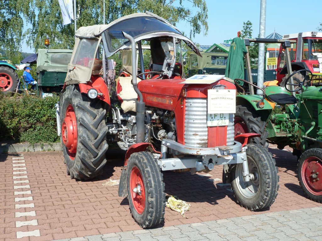 Massey Ferguson 65 präsentiert bei der 2. Traktorenausstellung  Ahle Bulldogge us Angeschbach oh Lannehuse  am 05.09.2010 in Angersbach 