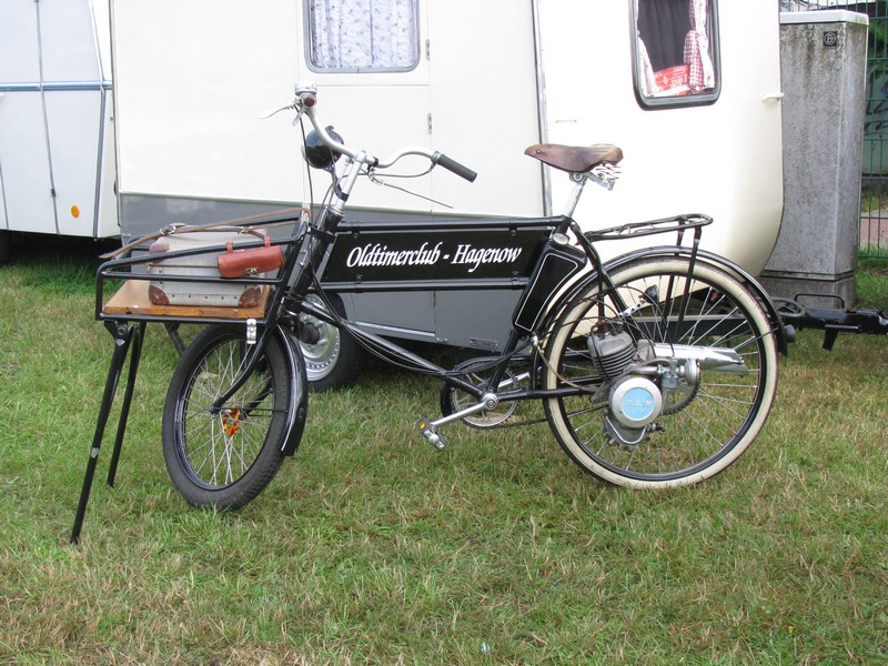 MAW-Fahrrad mit Hilfsmotor, sogenannter  Hhnerschreck , gesehen beim 11. Oldtimertreffen Hagenow [26.08.2012]
