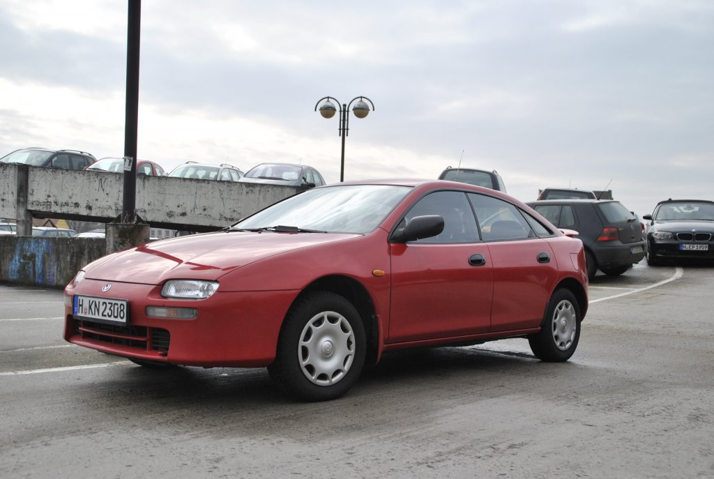 Mazda 323 F (Alters Baujahr), am 16.02.2011 in Lehrte.