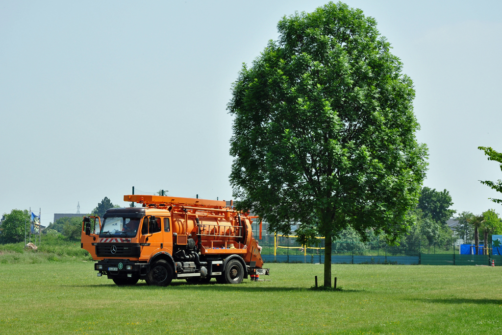 MB 1831 Entsorgungsfahrzeug, schn postiert neben einem Baum, in der Erftaue Euskirchen - 21.05.2011