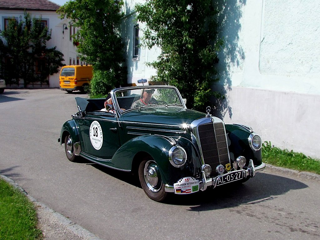 MB-220cabrioA (W187);Bj.1951 erreicht mit StartNr18 anlässlich der 15e Vierlanden-Veteran-Rally sein Tagesetappenziel in Waldzell;100629