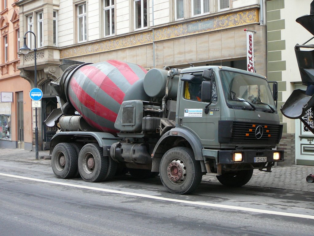 MB 2629 der Firma KAMMERDIENER wartet auf die Entladung vor der Parkhausbaustelle von Q-Park in Fulda im Januar 2010