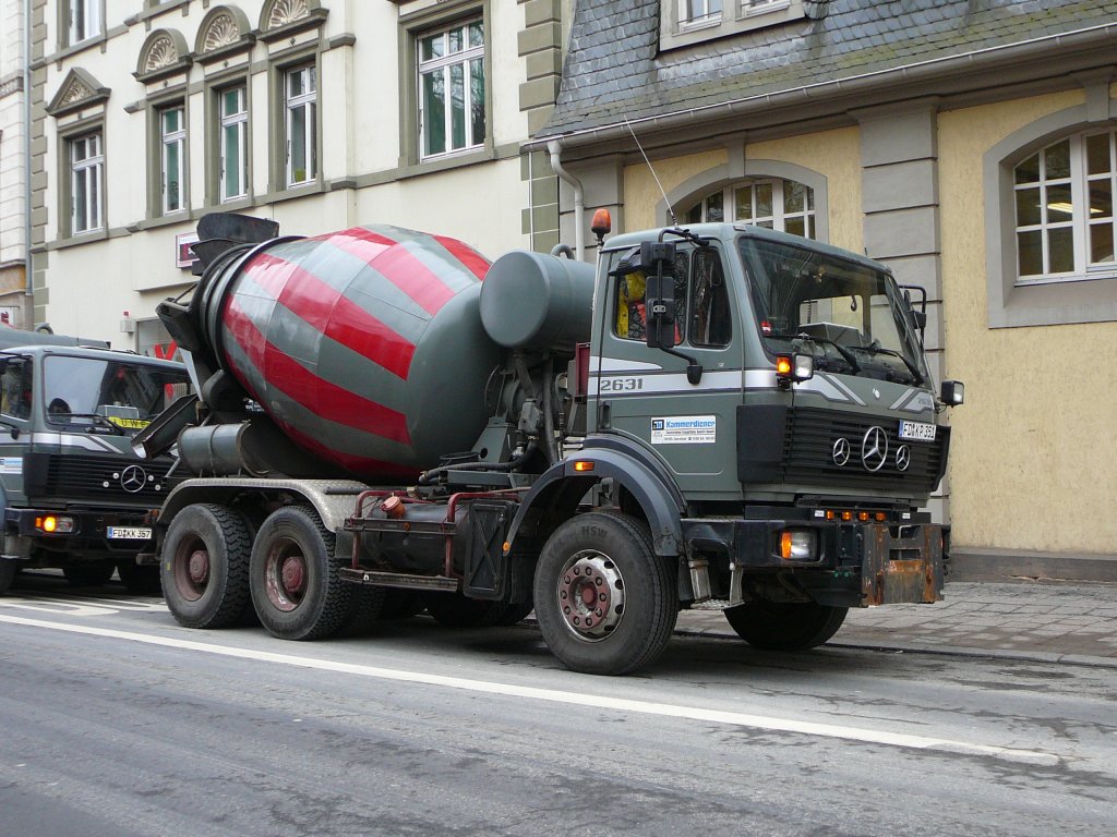 MB 2631 der Firma KAMMERDIENER wartet auf die Entladung vor der Parkhausbaustelle von Q-Park in Fulda im Januar 2010