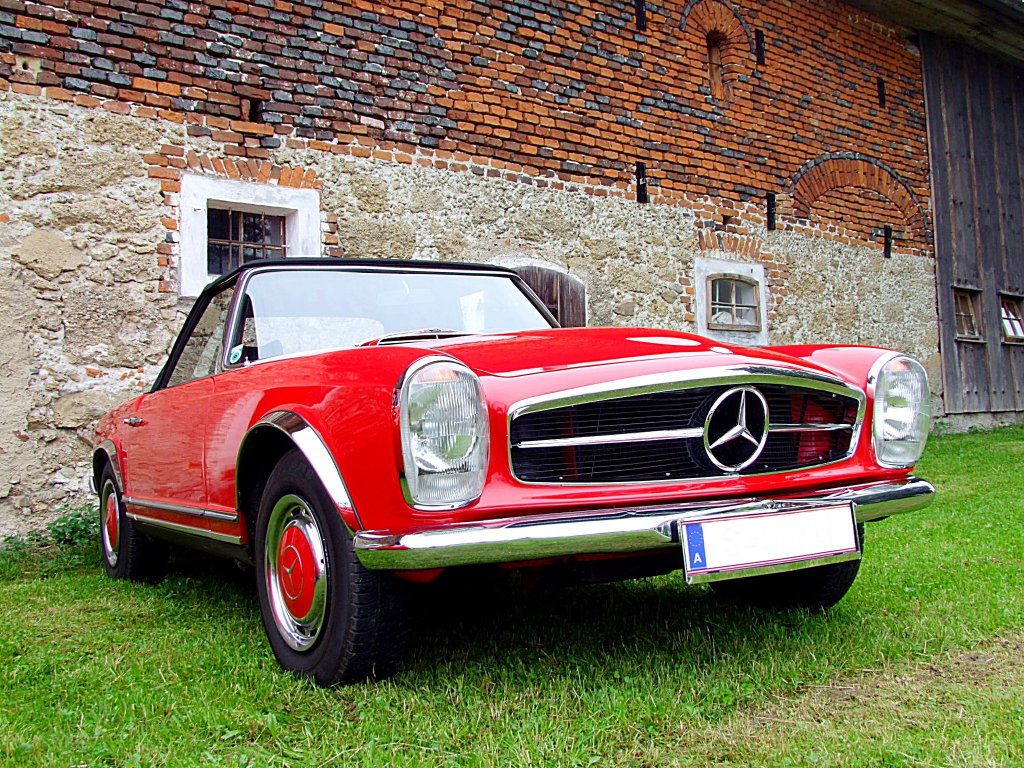 MB-280SL parkt vor einem altem Bauernhof bei Neukirchen/Vckla;110703