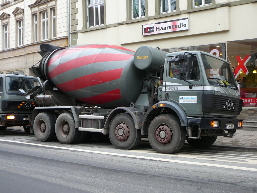 MB 3535 der Firma KAMMERDIENER wartet auf die Entladung vor der Parkhausbaustelle von Q-Park in Fulda im Januar 2010