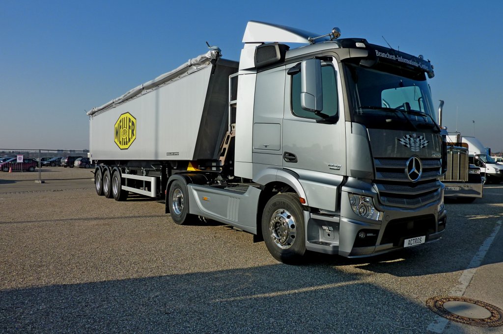 MB Actros 1842, mit 3-achsigem Meiller-Kipper, ausgestellt zur Automobil 2012 in Freiburg, Feb.2012