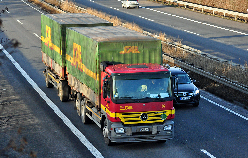 MB Actros 1844 Hngerzug  SAE  auf der A61 bei Rheinbach - 10.01.2011