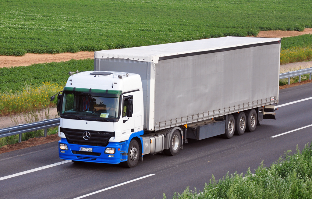 MB Actros 1844 Pritsche auf der A61 bei Heimerzheim - 28.07.2010