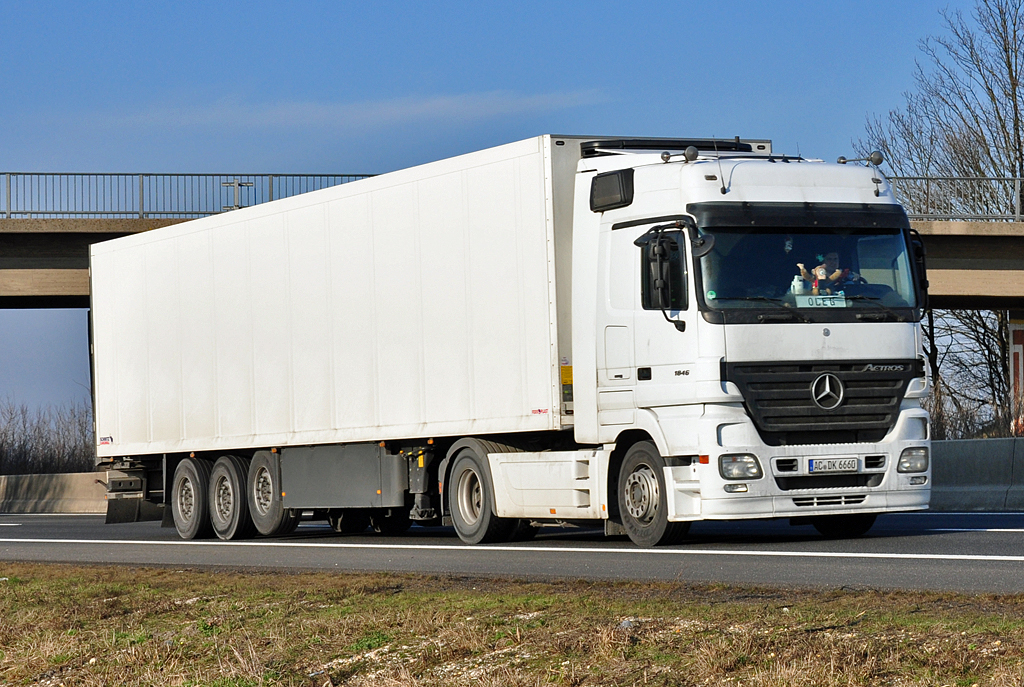 MB Actros 1846 auf der A61 bei Miel - 22.02.2011