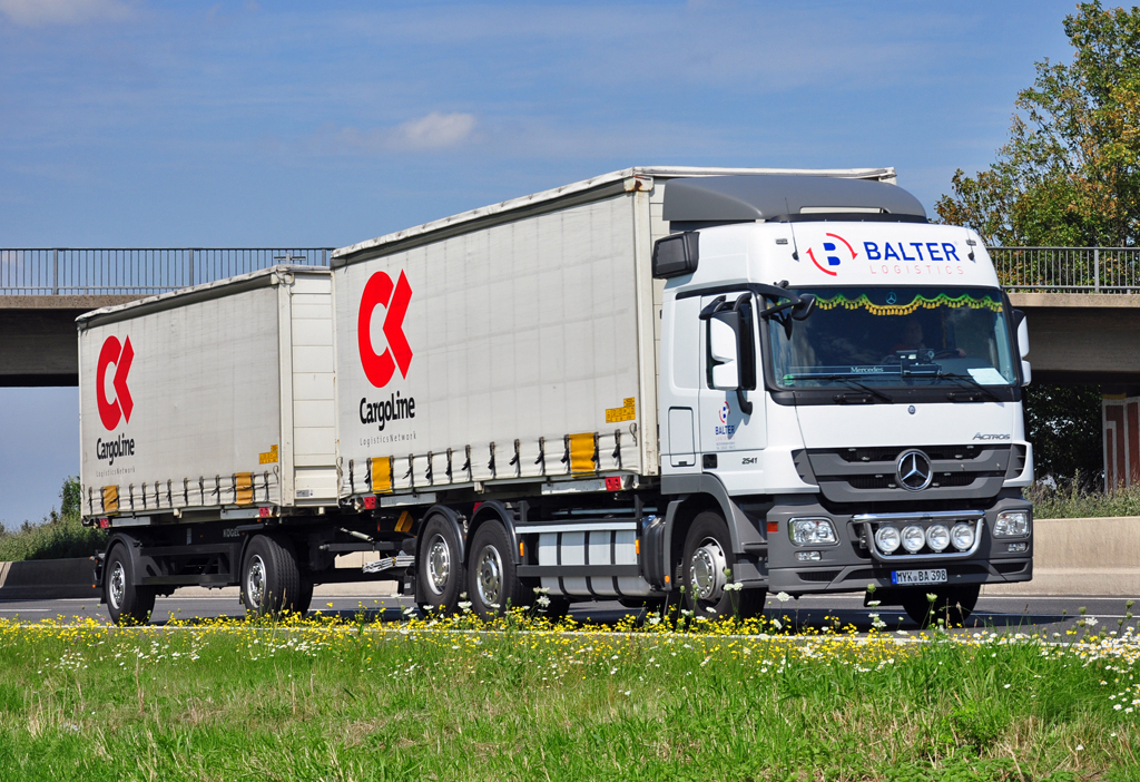 MB Actros 2541  Balter  Hngerzug auf der A61 bei Miel - 17.08.2011