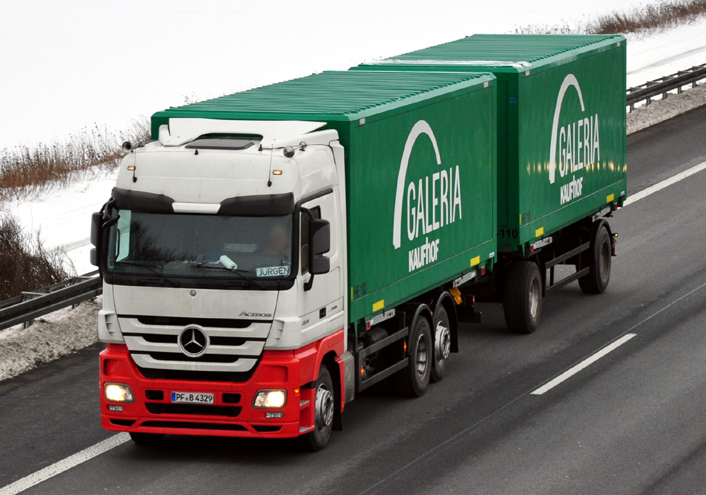 MB Actros 2541 Hngerzug  Galeria Kaufhof  auf der A61 bei Miel 30.12.2010