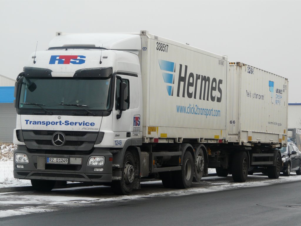 MB Actros 2541 MP3 Hngerzug von  RTS  mit Wechselbrcken von Hermes, abgestellt im Nrnberger Hafengebiet, 07.02.2012