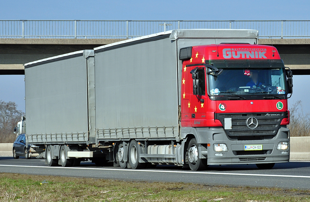 MB Actros 2541 Tandemzug  Transport Gutnik  auf der A61 bei Miel - 04.03.2011
