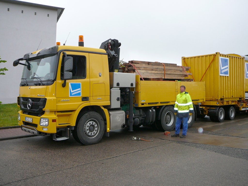 MB Actros 2855 der Firma LAUDEMANN, mit Aufbaukran, steht mit seinem stolzen Fahrer (Gesicht unkenntlich gemacht) auf einer Baustelle in 36088 Hnfeld, Mai 2010