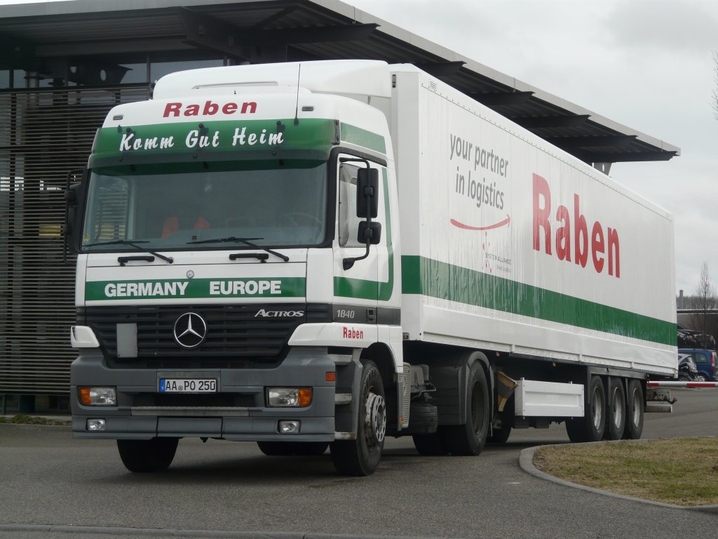 MB Actros MP1 1840 von  Raben  steht nach erledigtem Service vor einer Mercedes-Werkstatt zur Abholung bereit. Crailsheim, 18.03.2012