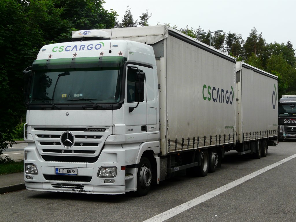 MB Actros MP2 2541 Tandem-Hngerzug  CSCARGO  aus Tschechien auf einem Parkplatz an der A6, 02.06.2011