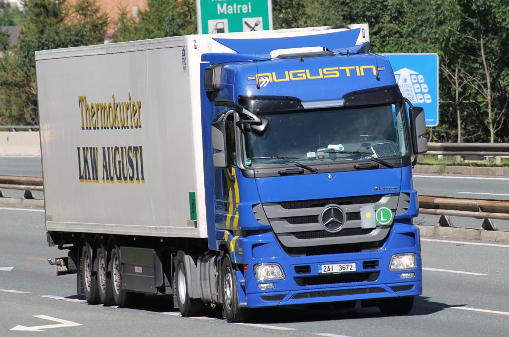 MB Actros MP3 1844 mit Khlauflieger von  Augustin  / Tschechien ist auf der Brennerautobahn Richtung Italien unterwegs, 28.08.2012