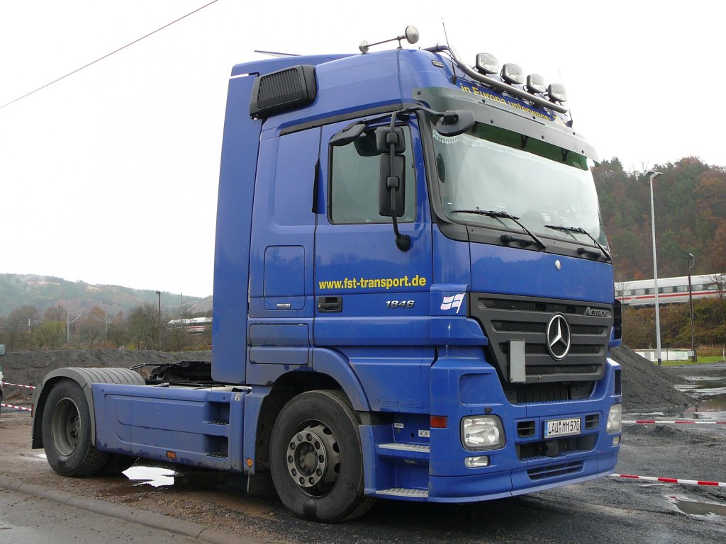 MB Actros steht am Sportplatz Breternitz/Saale am 09.11.2009