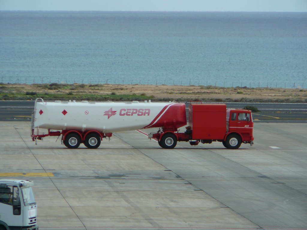 MB als Vorfeldtankfahrzeug der Minerallfirma CEPSA auf dem Vorfeld des Airport Arrecife/Lanzarote im Januar 2010