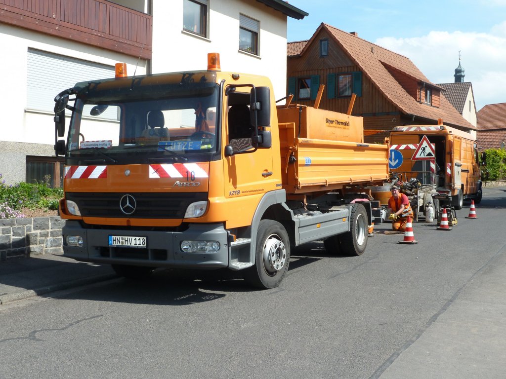 MB Atego 1218 gesehen in 36100 Petersberg-Marbach. Die Firma wechselt im Ort die vorhandenen Kanaldeckel gegen ein Modell mit hherer Traglast aus. Mai 2011