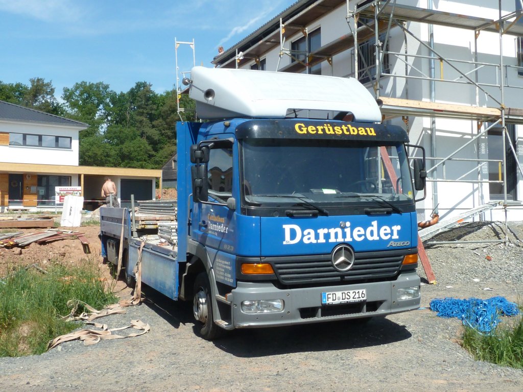 MB Atego 823 von der Firma  GERSTBAU DARNIEDER  steht zum Abtransport eines demontierten Gerstes im 36100 Petersberg-Marbach, Mai 2011
