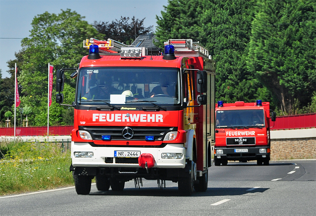 MB Atego LF und im Hintergrund Rstwagen der Feuerwehr bei Unkel - 15.08.2012