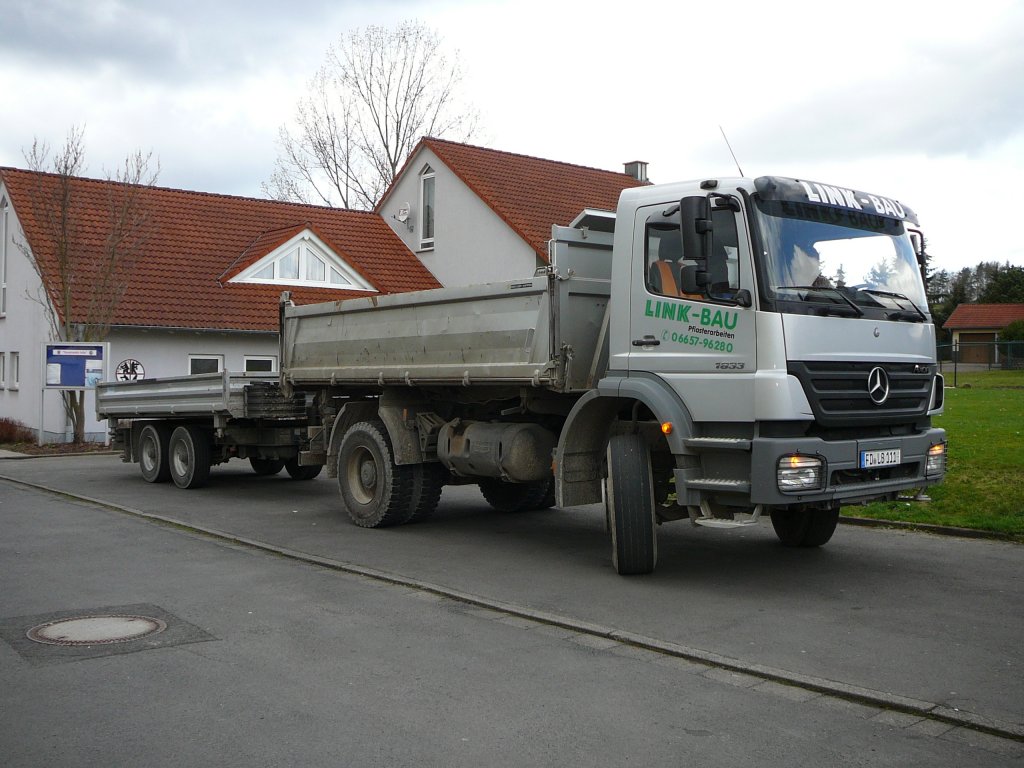 MB Atego mit Anhnger steht in 36100 Petersberg-Marbach, Mrz 2010