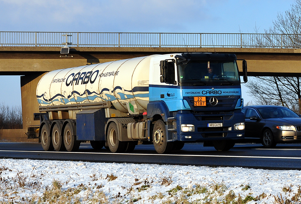 MB Axor mit Kesselauflieger fr Kohlensure,  CLS  auf der A61 bei Miel - 15.12.2010