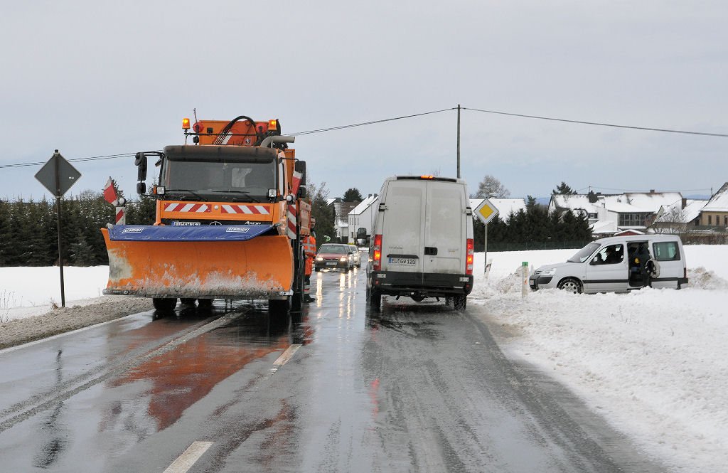 MB Axor Schneepflug bei der Hilfe fr festgefahrenem Fahrzeug - Kirchheim 02.02.2010