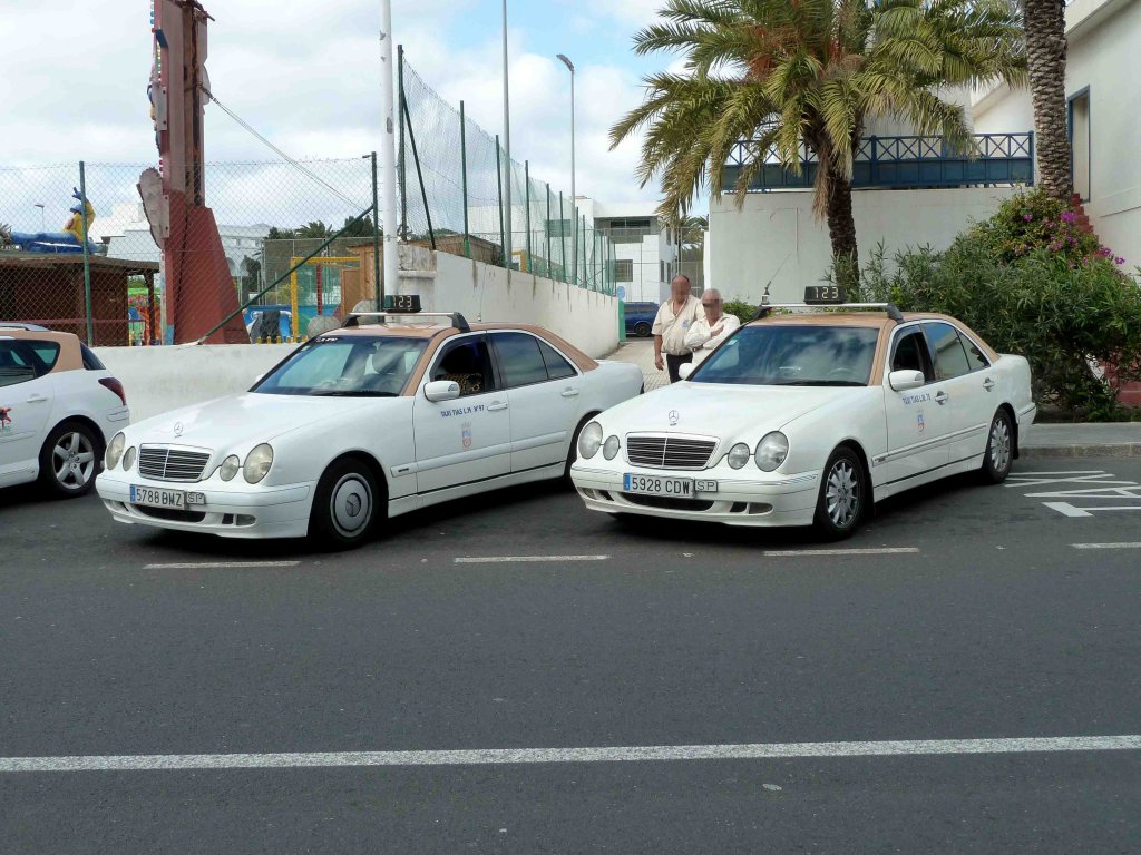 MB E-Klassen-Taxis warten in Puerto del Carmen/Lanzarote auf Kundschaft, Januar 2013