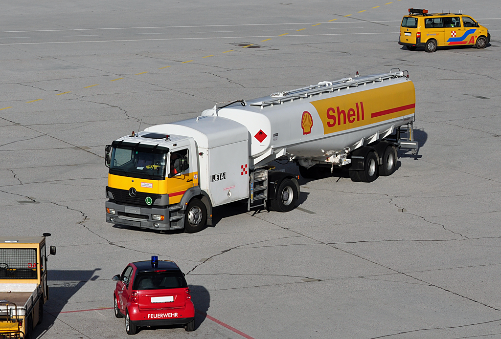 MB Flugfeldtankwagen  Shell  am Flughafen Salzburg - 26.04.2012