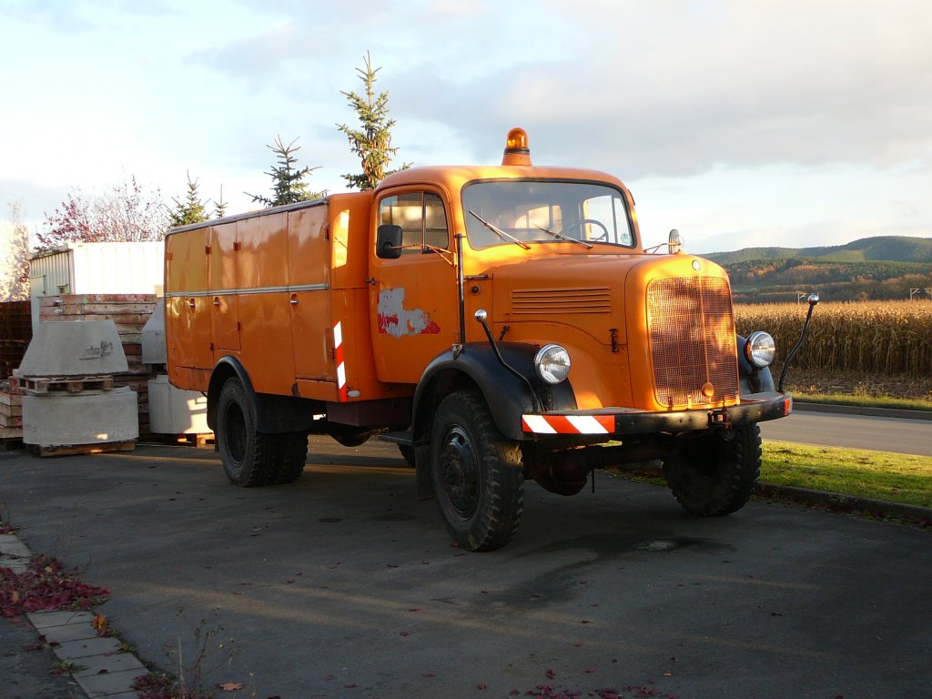 MB L 311 in Kommunallackierung und gelber Rundumleuchte steht in 07407 Uhlstdt-Kirchhasel am 05.11.2009