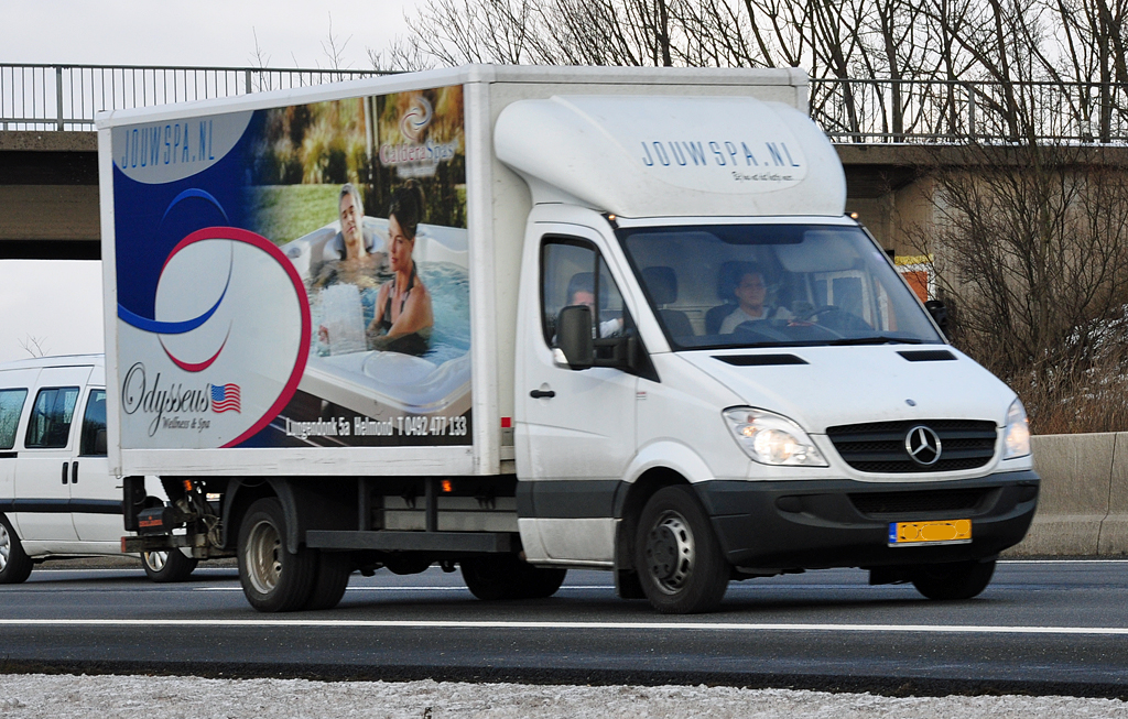 MB Sprinter 515 cdi NL auf der A61 bei Miel - 03.01.2011