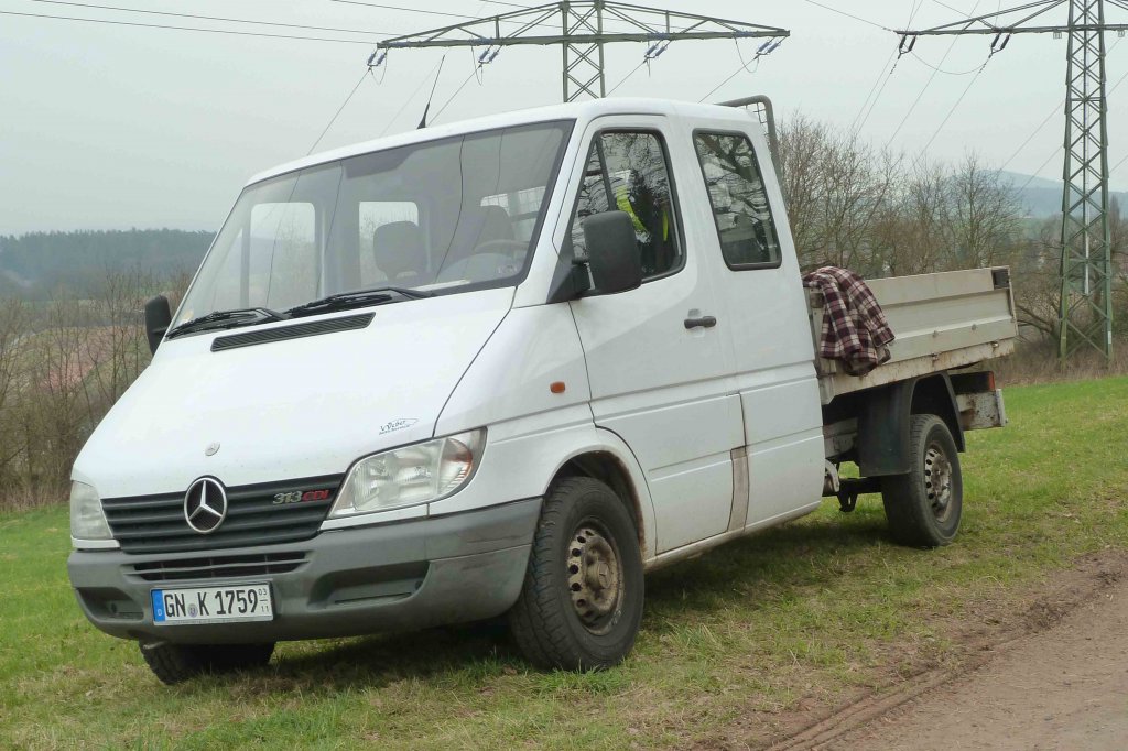 MB Sprinter als Doppelkabiner mit kurzer Ladeflche, gesehen in der Gemarkung von 36100 Petersberg-Marbach, April 2013 