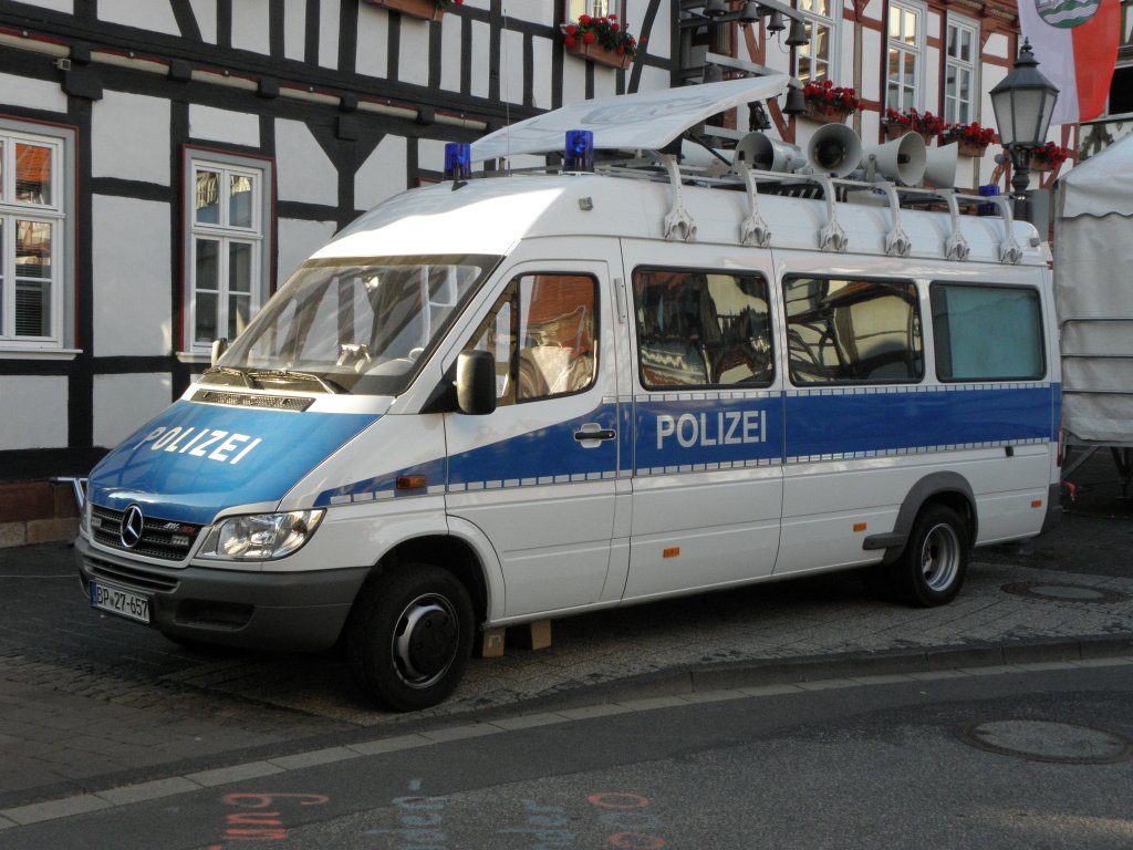 MB Sprinter als Lautsprecherkraftwagen der Bundespolizei steht auf dem Marktplatz von Eschwege anl. Vereidigungsfeierlichkeiten am 08.10.2010