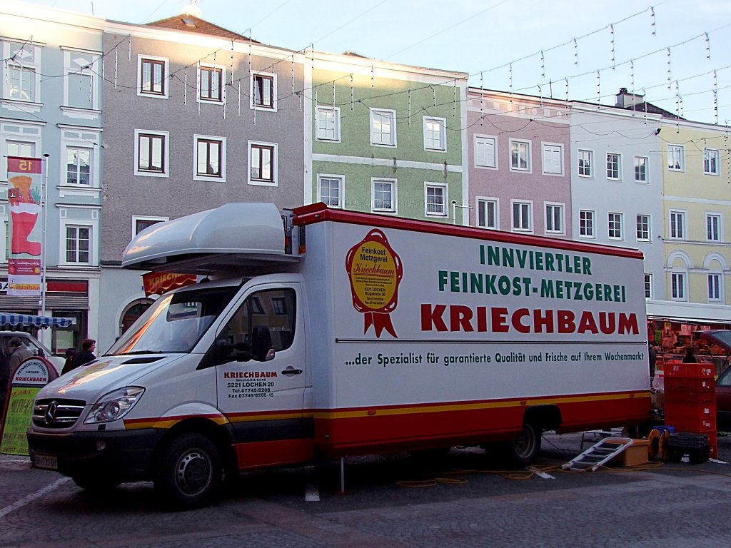 MB-Sprinter als  Marktstandverkaufsfahrzeug  dingelt von Wochenmarkt zu Wochenmarkt;101221
