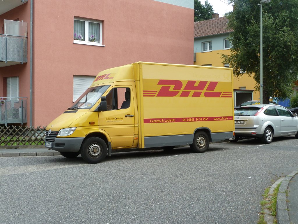 MB Sprinter als Paketdienstfahrzeug von DHL unterwegs in Taunustein-Wehen, August 2011