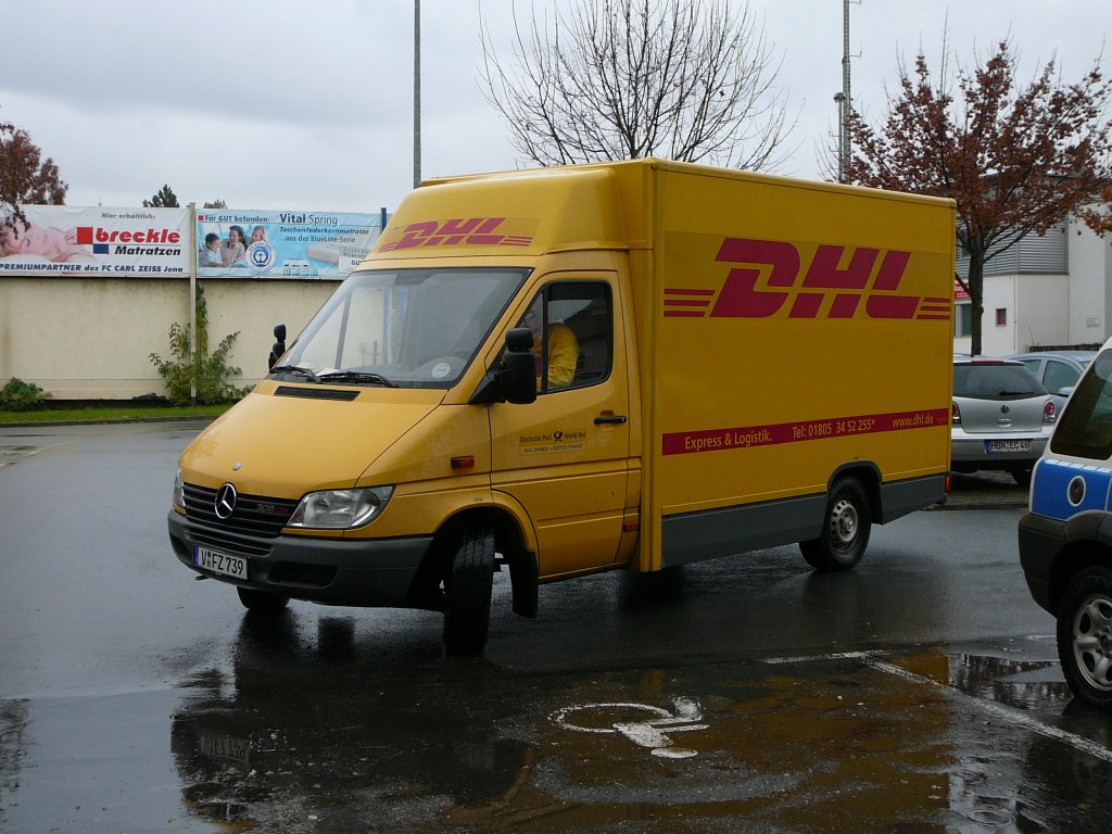 MB Sprinter von DHL unterwegs in Jena am 04.11.2009